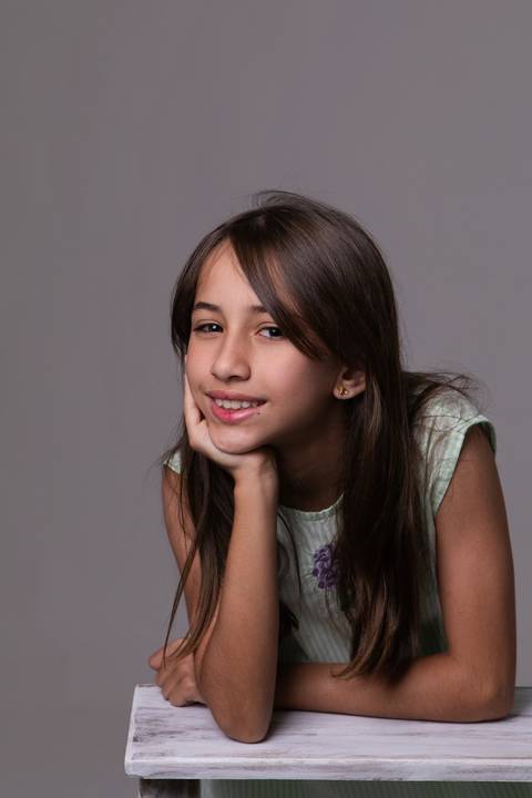 Retrato infanto-juvenil em estúdio. Expressões naturais e o amadurecimento saudável da Betina e da Olívia no início da adolescência em Brasília.'