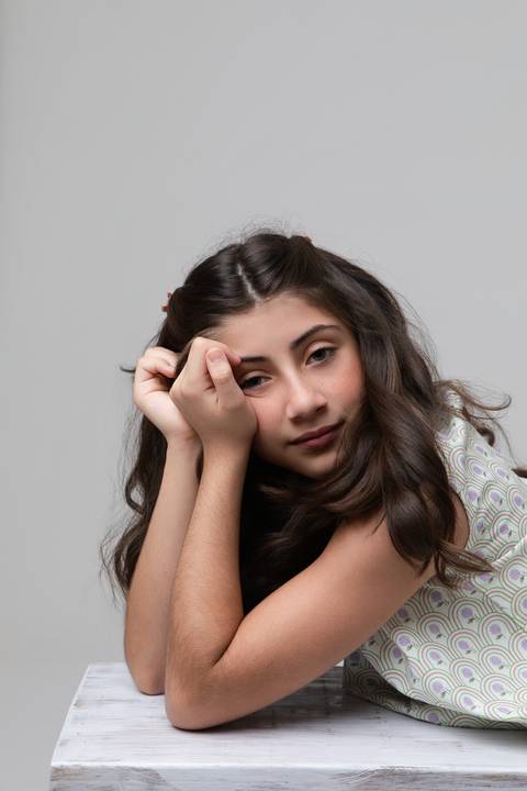 Retrato infanto-juvenil em estúdio. Expressões naturais e o amadurecimento saudável da Betina e da Olívia no início da adolescência em Brasília.'