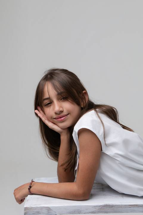 Retrato infanto-juvenil em estúdio. Expressões naturais e o amadurecimento saudável da Betina e da Olívia no início da adolescência em Brasília.'