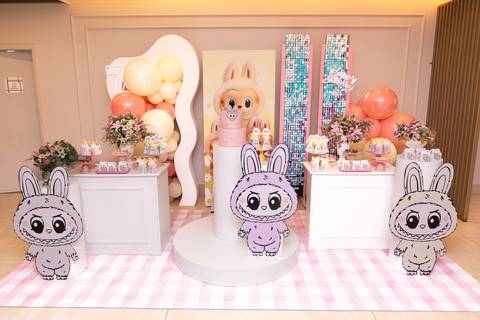 Detalhes decorativos e doces personalizados inspirados no tema Labubu. Registro lúdico de aniversário infantil de 7 anos em Brasília.'