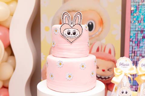 Detalhes decorativos e doces personalizados inspirados no tema Labubu. Registro lúdico de aniversário infantil de 7 anos em Brasília.'