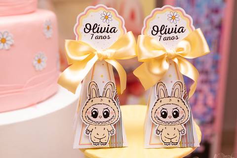 Detalhes decorativos e doces personalizados inspirados no tema Labubu. Registro lúdico de aniversário infantil de 7 anos em Brasília.'