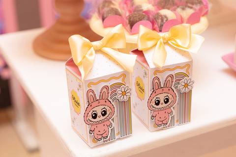 Detalhes decorativos e doces personalizados inspirados no tema Labubu. Registro lúdico de aniversário infantil de 7 anos em Brasília.'