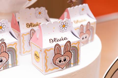 Detalhes decorativos e doces personalizados inspirados no tema Labubu. Registro lúdico de aniversário infantil de 7 anos em Brasília.'