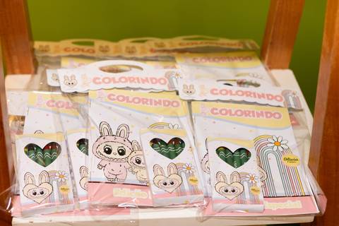 Detalhes decorativos e doces personalizados inspirados no tema Labubu. Registro lúdico de aniversário infantil de 7 anos em Brasília.'