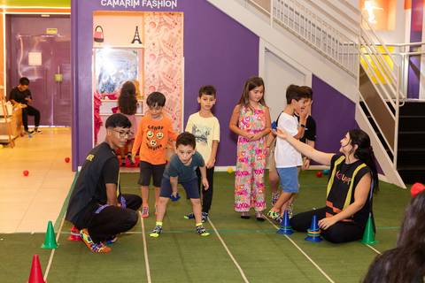 Aventura, movimento e pura diversão na infância. Crianças se divertindo na tirolesa e na piscina de bolinhas durante comemoração de aniversário.'