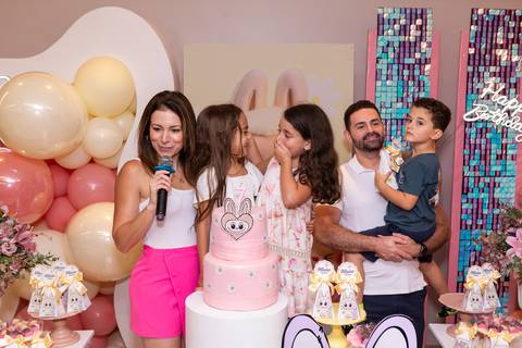 Retrato de família e laços de amor no momento dos parabéns. A mamãe Fernanda e o papai comemorando o aniversário da Olívia ao lado do filho Lucas.'