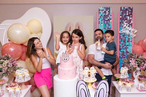 Retrato de família e laços de amor no momento dos parabéns. A mamãe Fernanda e o papai comemorando o aniversário da Olívia ao lado do filho Lucas.'