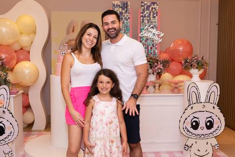 Aconchego e união familiar em Brasília - DF. Retrato afetivo da Olívia com seus pais e irmão em um dia especial de celebração à vida.'
