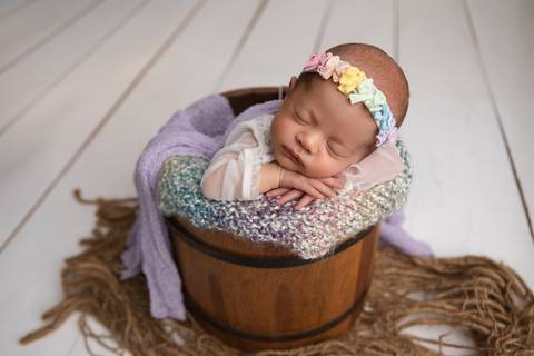 Doçura e tranquilidade nos primeiros dias de vida da Laura. Bebê descansando em produções delicadas com tons de lilás, rosa-velho e mantas suaves.'