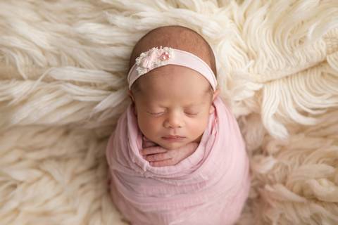 Doçura e tranquilidade nos primeiros dias de vida da Laura. Bebê descansando em produções delicadas com tons de lilás, rosa-velho e mantas suaves.'