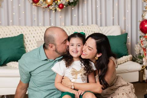 Laços de amor e puro carinho familiar. Os pais Thiago e Kelen em momento de cumplicidade com a filha Alana durante comemoração de fim de ano.'