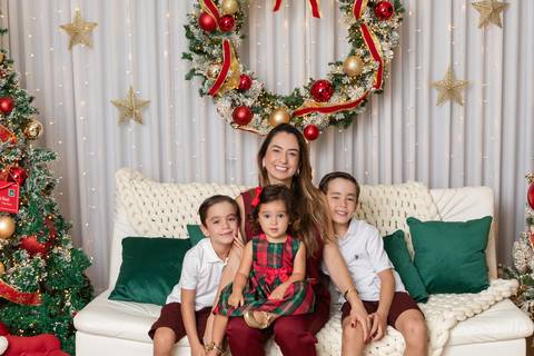 Aconchego materno e união familiar em Brasília - DF. A mamãe Caroline compartilhando abraços e bem-estar com os filhos em ensaio temático clássico.'