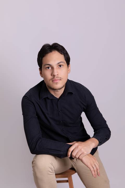 Foto corporativa de posicionamento de imagem. Retrato focado e moderno do técnico em informática Christopher para perfil profissional e LinkedIn.'
