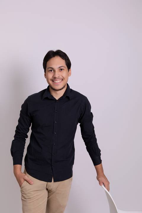 Retrato de estúdio masculino em Brasília. Christopher Dantas esbanjando simpatia em imagem descontraída para redes sociais de tecnologia.'