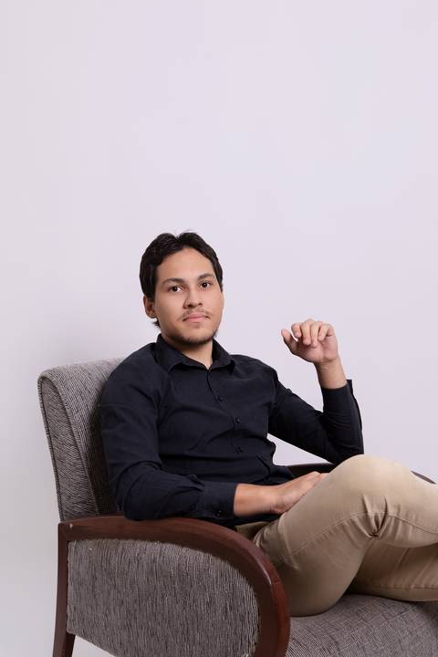 Posicionamento de imagem moderno e corporativo. Christopher Dantas em retrato confortável e confiante para canais digitais e comunicação profissional.'