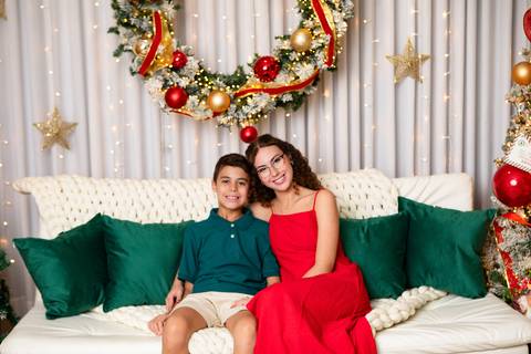 A cumplicidade e o afeto entre os irmãos Valentina e Ettore. Registro de crescimento e união familiar em Brasília.'