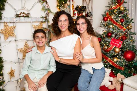 Aconchego e sintonia familiar em Brasília - DF. Michelle Tonon e os filhos em pose casual e moderna com roupas em tons neutros.'