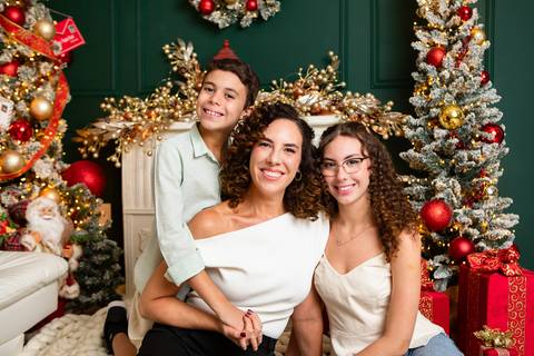 Demonstrações espontâneas de carinho e proteção familiar. Os irmãos Valentina e Ettore expressando afeto com a mãe no estúdio.'