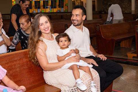 Convívio familiar e laços de afeto em celebração religiosa. A pequena Aurora cercada pelo carinho dos pais e familiares durante o seu batizado.'