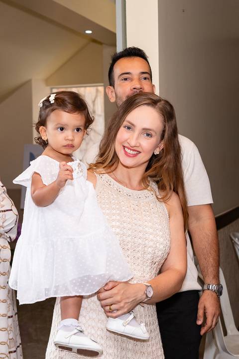 Convívio familiar e laços de afeto em celebração religiosa. A pequena Aurora cercada pelo carinho dos pais e familiares durante o seu batizado.'
