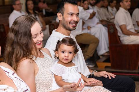 Convívio familiar e laços de afeto em celebração religiosa. A pequena Aurora cercada pelo carinho dos pais e familiares durante o seu batizado.'