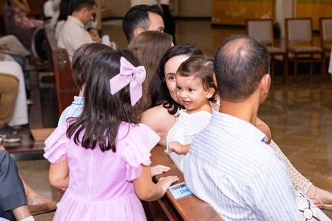 Convívio familiar e laços de afeto em celebração religiosa. A pequena Aurora cercada pelo carinho dos pais e familiares durante o seu batizado.'