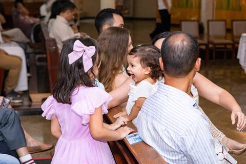 Convívio familiar e laços de afeto em celebração religiosa. A pequena Aurora cercada pelo carinho dos pais e familiares durante o seu batizado.'