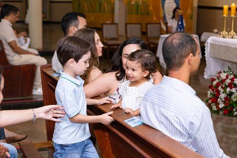 Convívio familiar e laços de afeto em celebração religiosa. A pequena Aurora cercada pelo carinho dos pais e familiares durante o seu batizado.'