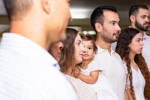 Convívio familiar e laços de afeto em celebração religiosa. A pequena Aurora cercada pelo carinho dos pais e familiares durante o seu batizado.'
