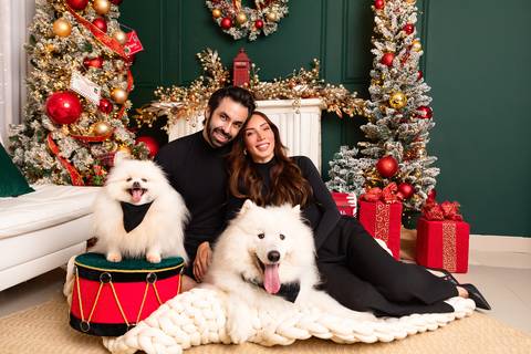 Momentos descontraídos em família com animais de estimação. Registro de fim de ano com pets no Distrito Federal.'