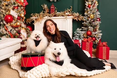 Carinho e conexão com pets na fotografia de família. Registro espontâneo e alegre com cães de pelagem branca.'