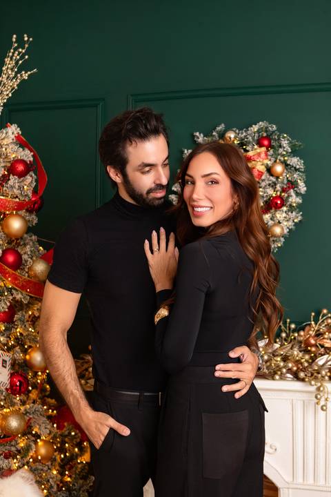 Retrato de casal no estúdio. Taty e Marcelo em momento romântico e espontâneo durante ensaio em família.'