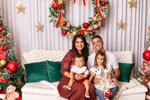 Ensaio de Natal em família em Brasília. Jovita, Walter, Liz e o pequeno Artur juntos em momento espontâneo de fim de ano.'