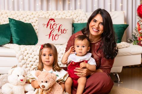 Retrato afetivo de mãe e filhos no estúdio. Jovita compartilhando sorrisos com a Liz e o bebê Artur no Distrito Federal.'