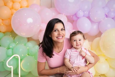 Ensaio Smash the Cake em Brasília. A mamãe Mariana em momento de carinho com a filha Cecília celebrando seu primeiro ano.'