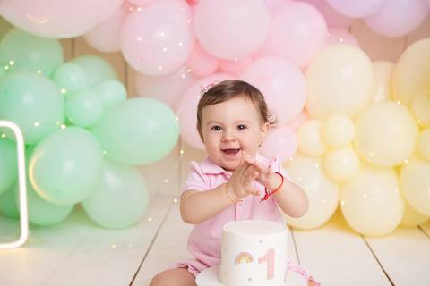 Expressões puras e a doçura da infância. Bebê se divertindo durante ensaio temático de aniversário em Brasília.'