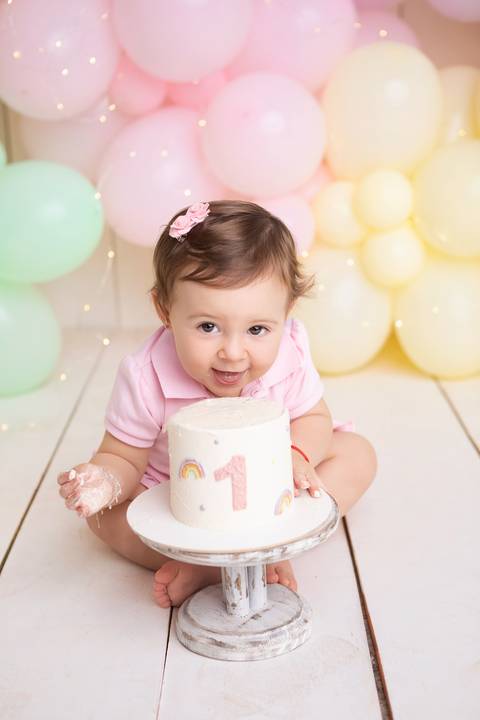 Pura espontaneidade e curiosidade infantil. Cecília em seu ensaio Smash the Cake no Jardim Botânico, Distrito Federal.'
