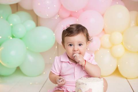 Retrato individual de bebê no estúdio. Cecília esbanjando simpatia e fofura em sua festa de Smash the Cake.'