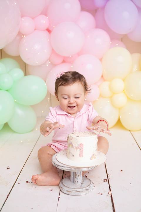 Bagunça boa e espontaneidade no ensaio Smash the Cake. Cecília brincando livremente no estúdio no DF.'