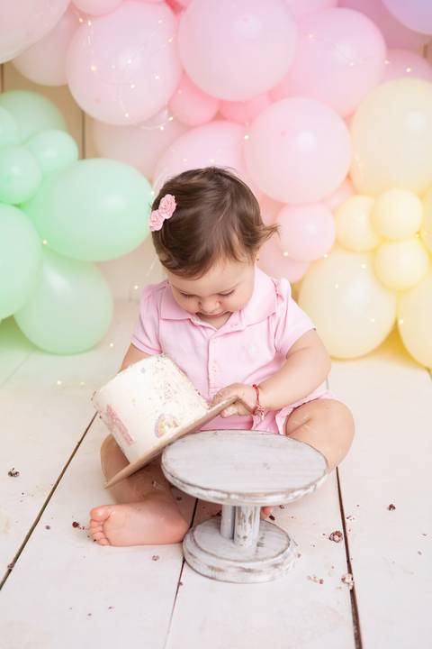 Bagunça boa e espontaneidade no ensaio Smash the Cake. Cecília brincando livremente no estúdio no DF.'