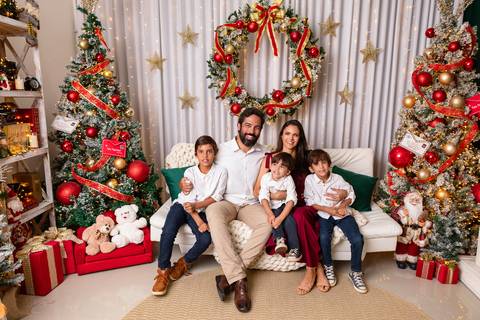 Ensaio de Natal em família em Brasília. Samantha, Gibran e os três filhos juntos em momento alegre no estúdio.'
