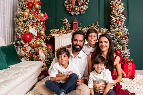 Retrato de família no estúdio em Brasília. Samantha e Gibran com os três filhos vestindo roupas coordenadas em tom casual.'