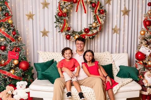 Retrato de família no Distrito Federal. Momentos de união e afeto entre pais e filhos em comemoração tradicional de fim de ano.'