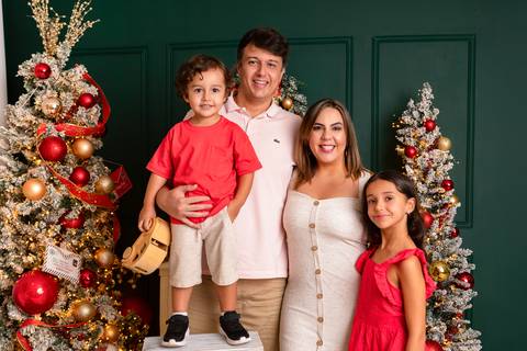 Ensaio de Natal em família em Brasília. Ana Márcia, Bruno, Letícia e o pequeno Enrico reunidos no estúdio.'