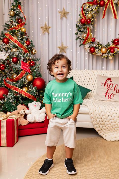 A doçura e a vivacidade da infância. O pequeno Enrico esbanjando simpatia em retrato individual em estúdio no DF.'