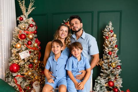 Ensaio de Natal em família em Brasília. Susana e Ariel reunidos no estúdio com os filhos Mateus e Rafael.'