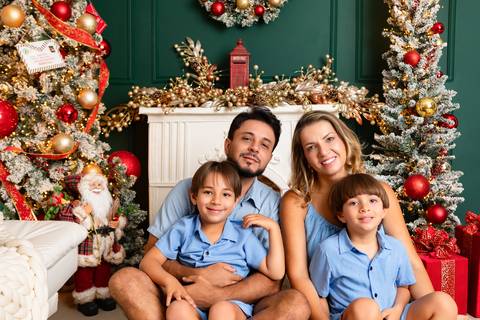 Retrato de família no estúdio em Brasília. Ariel e Susana com os filhos Mateus e Rafael em pose casual e moderna de fim de ano.'