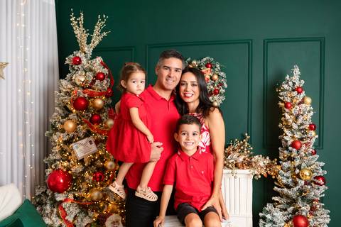 Ensaio de Natal em família em Brasília. Paula, Ernane e os filhos João e Isabela reunidos no estúdio.'