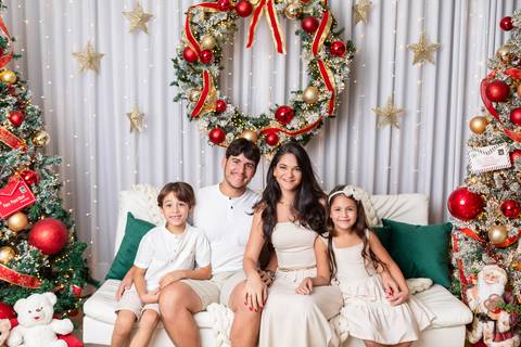 Ensaio de Natal em família em Brasília. Bianca, Lalbert e os gêmeos Lorenzo e Liz reunidos no estúdio.'